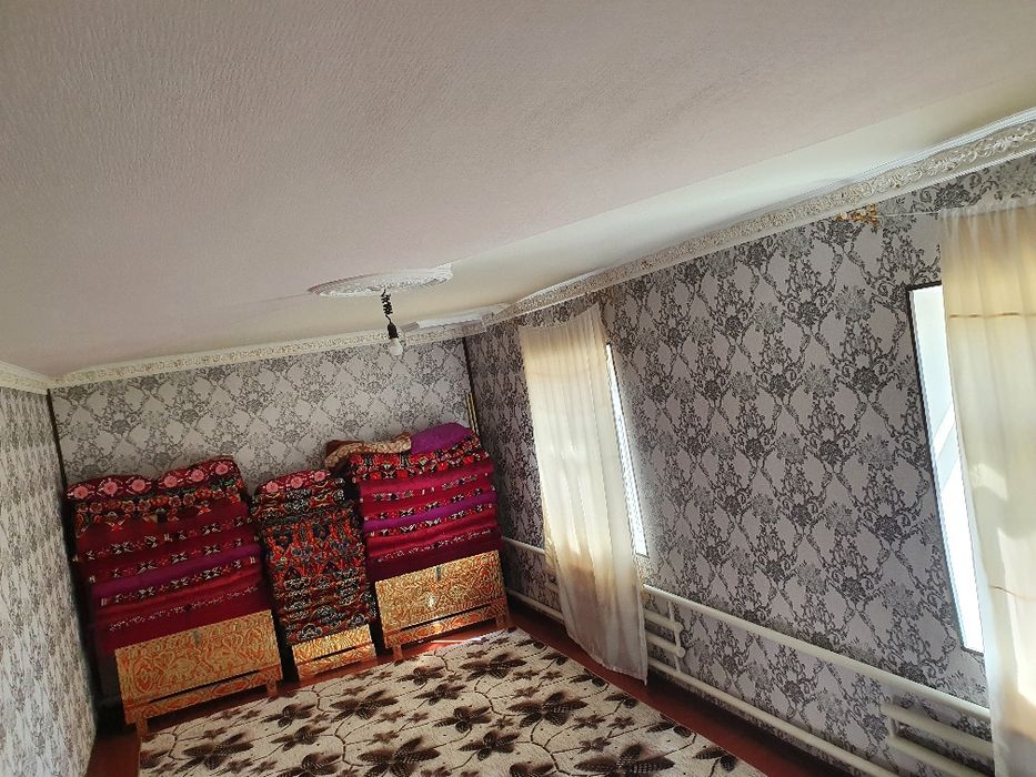 Uy sotiladi srochna 11 sotix mebellari bilan