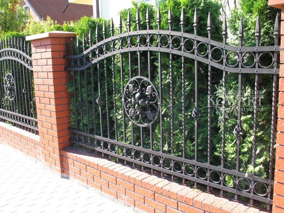 Garduri și porți din fer forjat din șipcă metalică