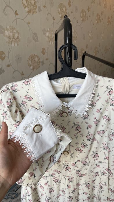 Гүлді принттерімен өте нәзік, әдемі көйлек