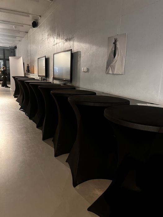 Închiriez mese cocktail cu husă neagră – pentru evenimente în Craiova