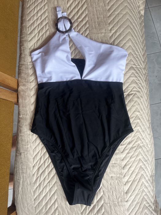 Цял бански костюм в бяло и черно