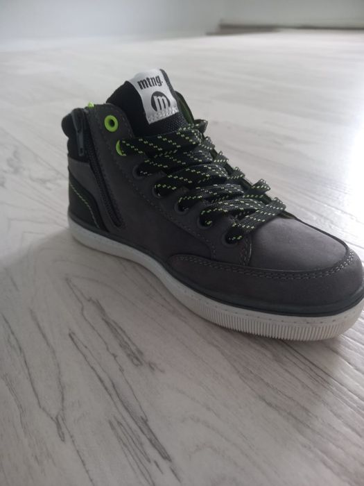 Продам осенние ботинки для мальчика р.31