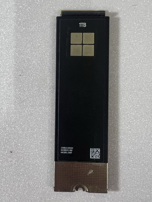 WD 1TB  M.2 NVMe SSD состояние 99% снят с Microsoft Surface