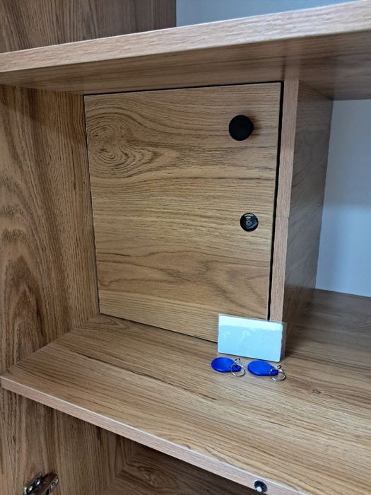 Шкаф распашной с пуш механизмом