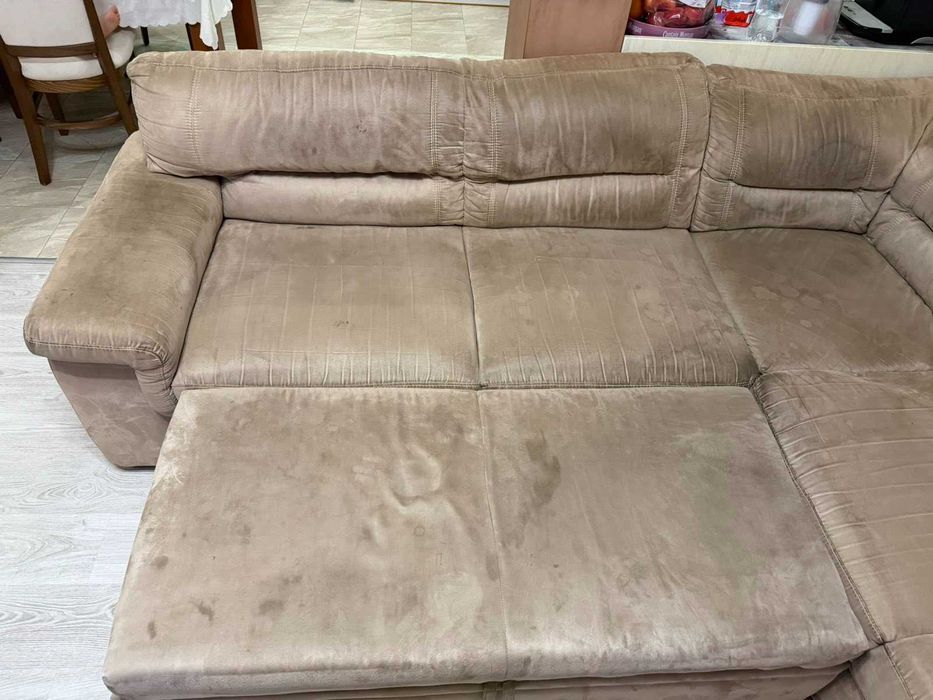 Голям десен ъглов диван (250х240 см) – Цвят Шампанско, с вградено шкафче