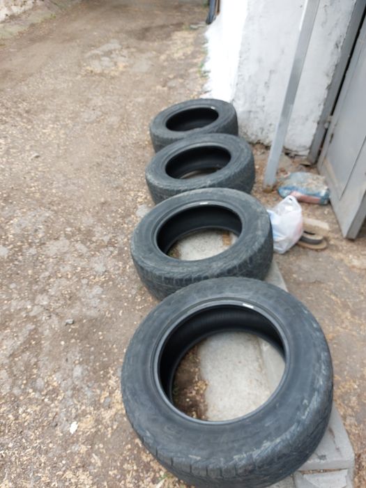 Продам шины летние  Bridgestone 265/60/18dueler