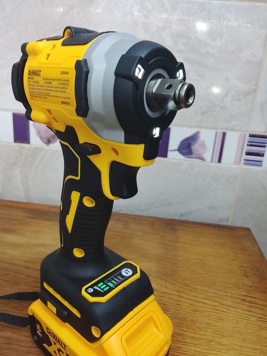 Șurubelniță de  inșurubat cu impact  DeWalt DCF922 cu o baterie de 6a