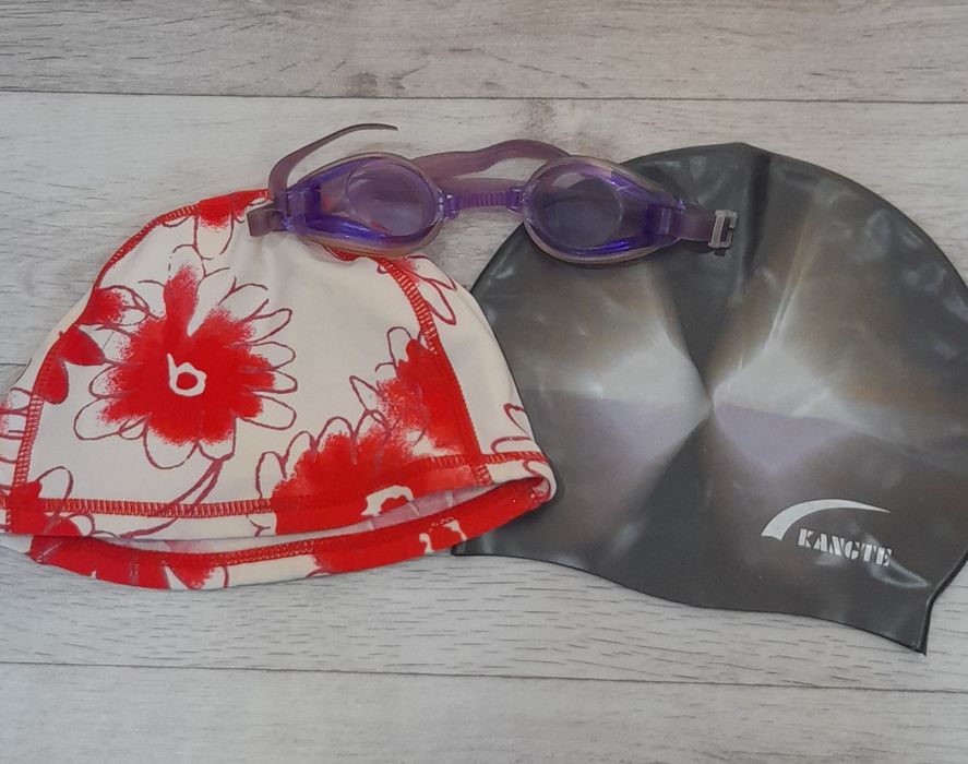 Предметы для плавания и очки.