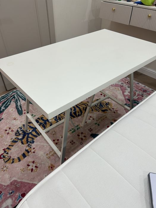 Стол Ikea белого цвета