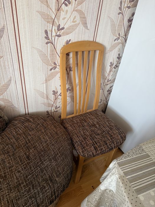 Кухня с някои уреди, канапе, маса и столове