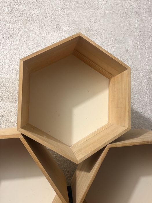 Стенни етажерки тип “медена пита” 3бр.