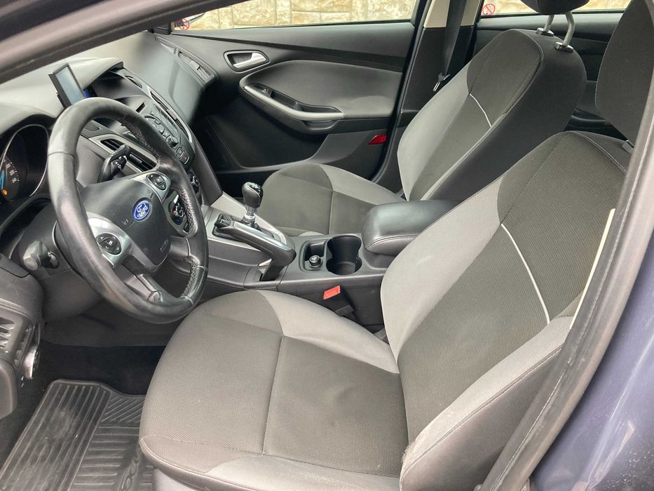 vand FORD FOCUS sedan 2011