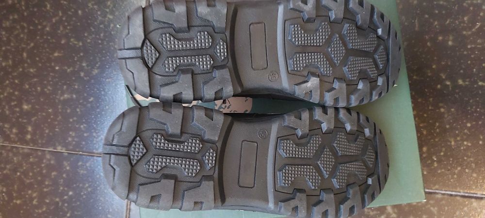 Продавам черни боти номер 45 нови