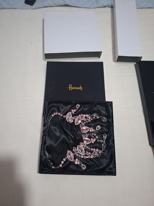 Луксозен комплект бижута Harrods (Колие и обеци/аксесоари) с розови кристали и оригинална кутия