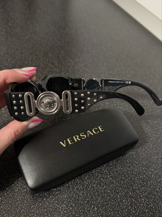 Ochelari de soare Versace.