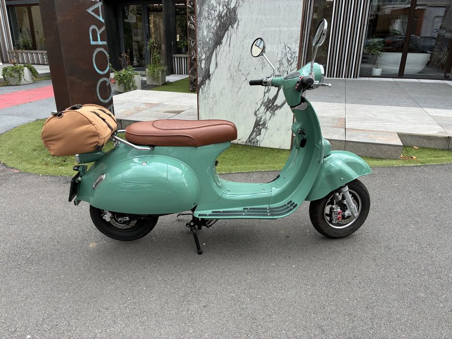Scuter electric nou,  still Vespa clasic