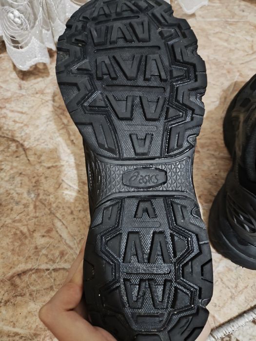 Кросовки ASICS черные, теплые