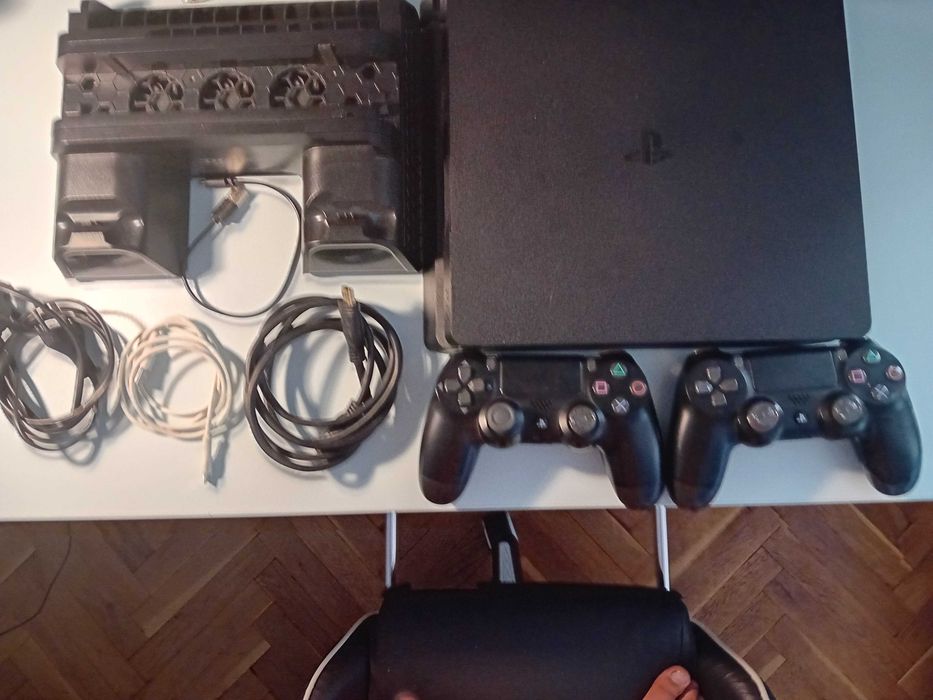 PlayStation 4 с 2 джойстика, стойка и кабели