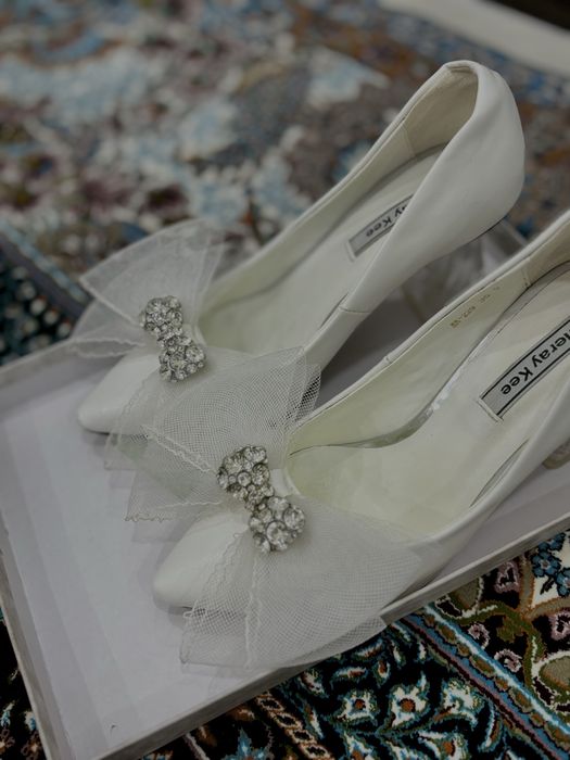 Bazmlar uchun oq tufli