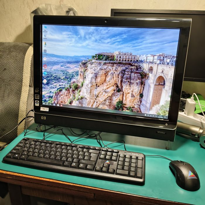 Продам сенсорный моноблок HP.