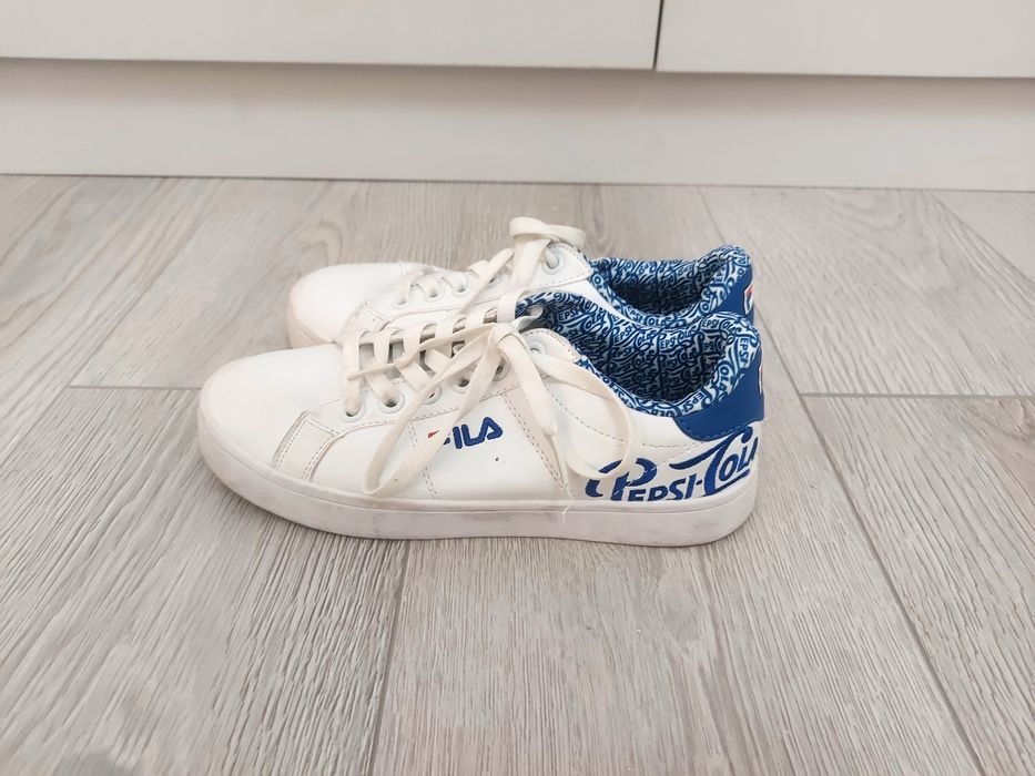 Белые спортивные кроссовки с синими элементами