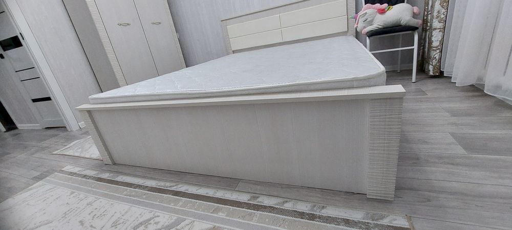 Продам спальный гарнитур