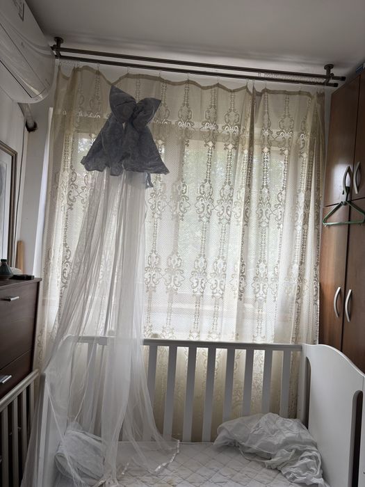 Pătuț pentru bebe cu saltea de bambus, baldachin si perne de protectie