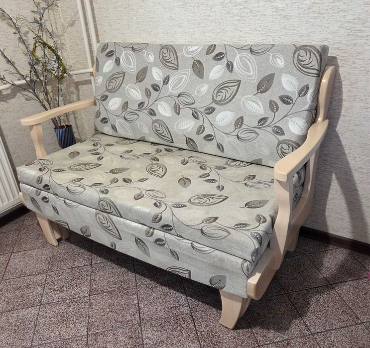 Продавам диванче