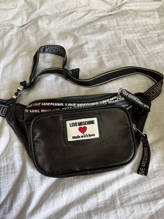 Moschino чанта през рамо или за кръста