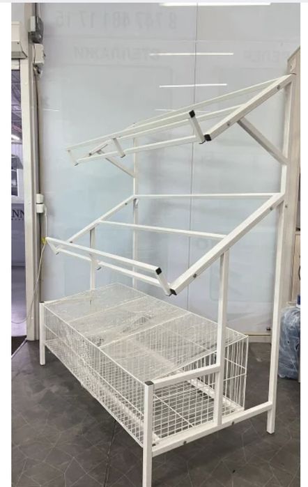 Овощной стеллаж с корзинами.