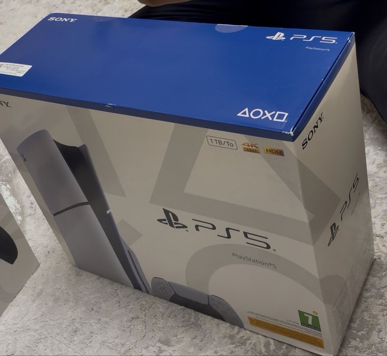 Playstation 5 slim + 2 dual sens + ps plus extra