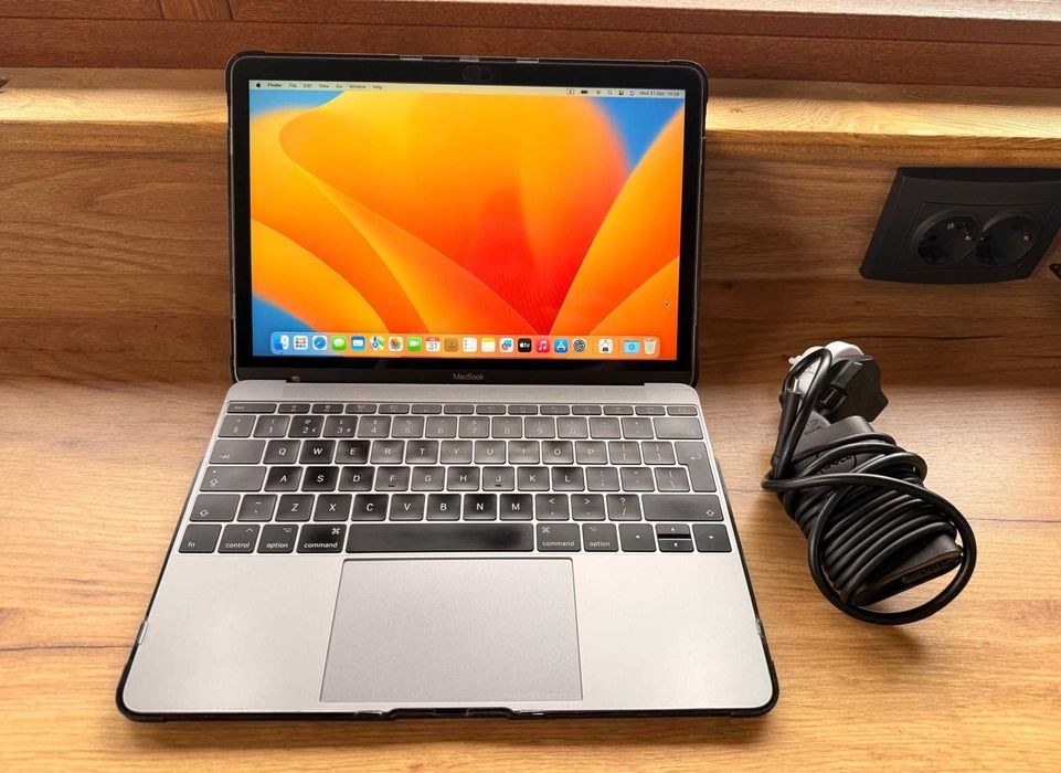 MacBook Retina, 12-инчов, 2017, зарядно и кейс
