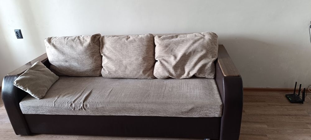 Диван раскладной с тремя подушками