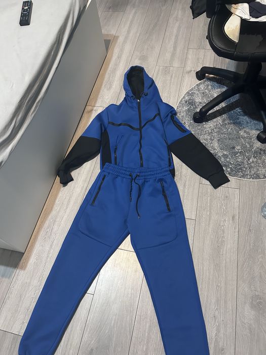 Син спортен екип