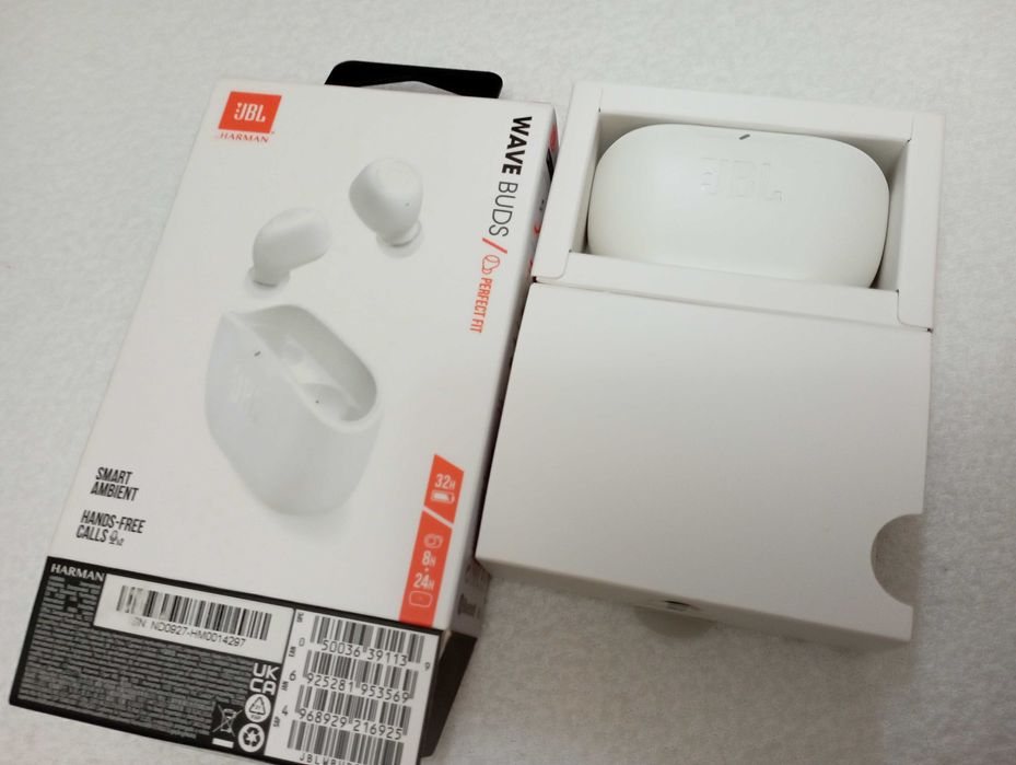Casti wireless JBL Wave Buds pentru divertismentul de zi cu zi.