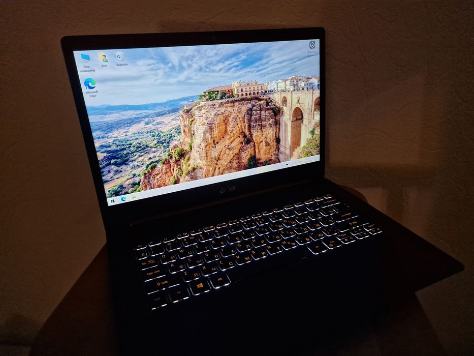 Acer Swift 5. Сенсорный, лёгкий.