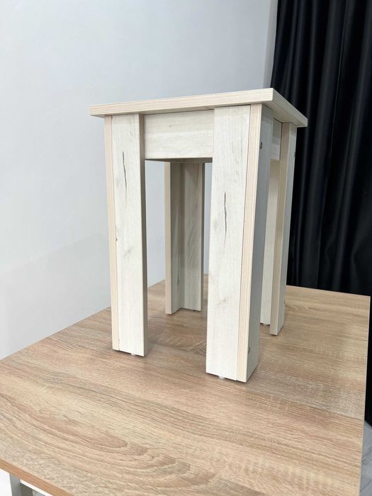 Кухонный стол и табуретки