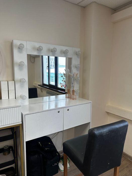 Визажный столик со стулом