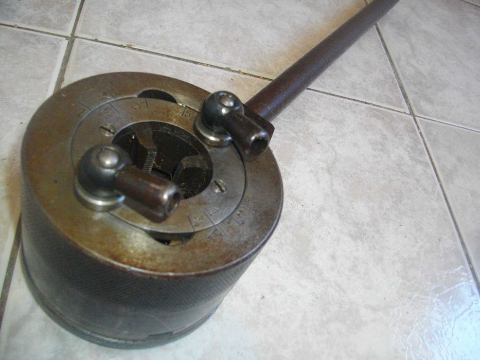 Винторезка винтонарезка плашка чешмеджийска за резби тръби 1/4"-1 1/2"