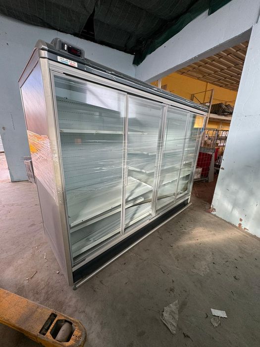 Vitrine frigorifice bauturi lactate mezeluri