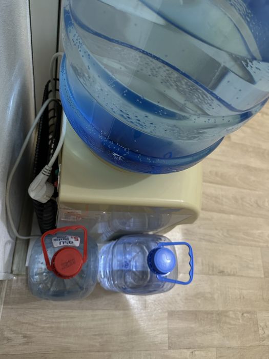 Кулер для воды в рабочем состоянии. 2000 тг