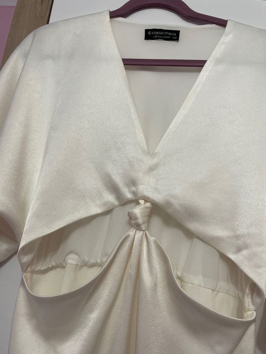 Бяла сатенена рокля