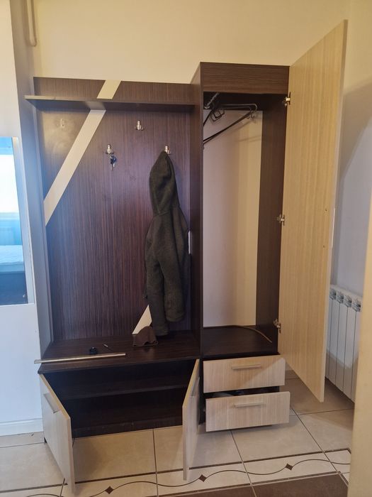 Vand cuier cu oglinda stare foarte bună!