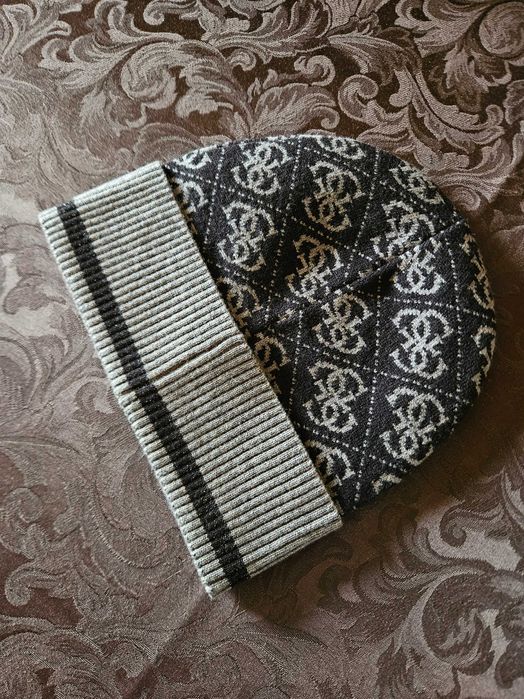 Шапка женская Guess