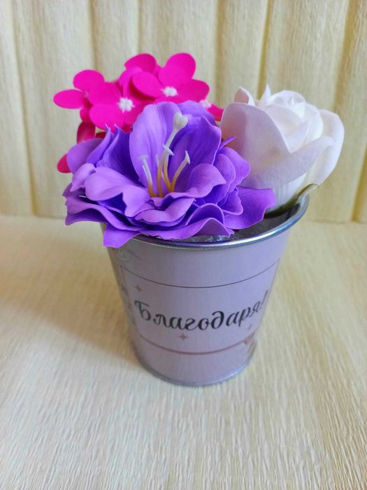 Букет от сапунени рози в ПВЦ сфера и подаръчна кутия. и други цветя