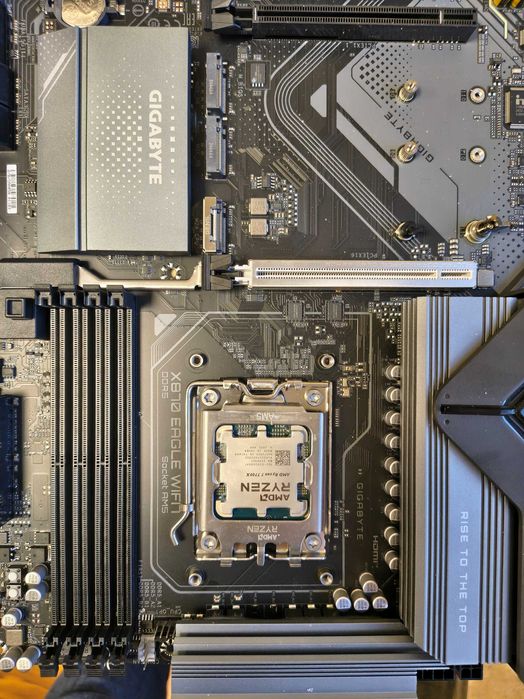 Gigabyte X870 Eagle WiFi 7 + AMD Ryzen 7 7700x