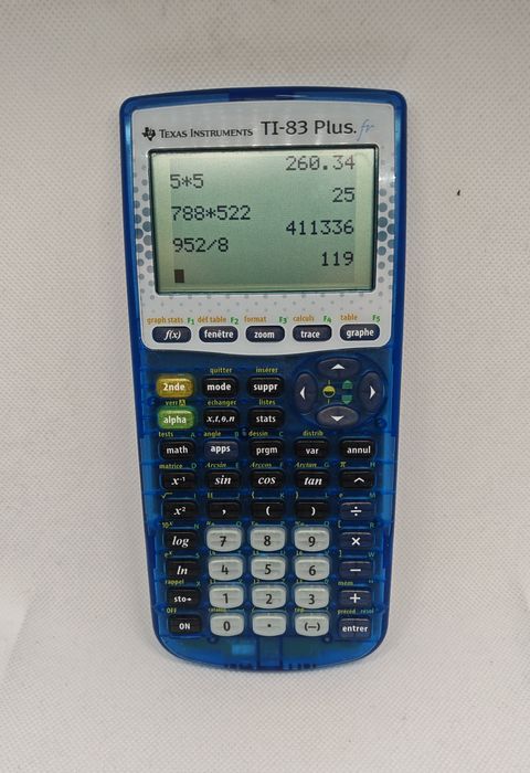 Calculator științific Texas Instruments TI-83 Plus.