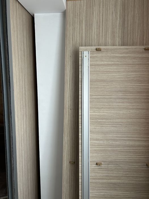 Dulap cu usi glisante si oglinda