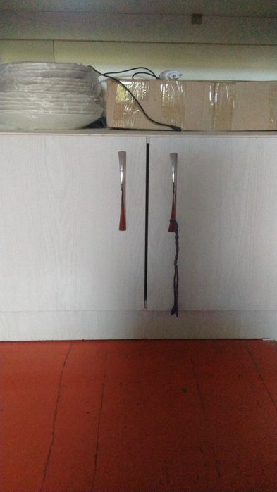 Шкаф новый см тумбочкой
