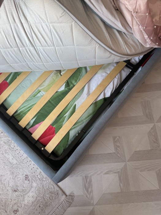 Двуспальная кровать с матрасом